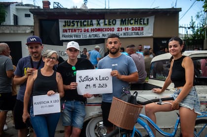 Familiares y amigos del mecánico Leonardo Micheli, quien permanece desde ese momento internado en terapia intensiva, realizaron un abrazo simbólico