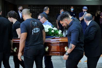 Familiares y amigos del personal trainer fueron los encargados de llevar el cajón