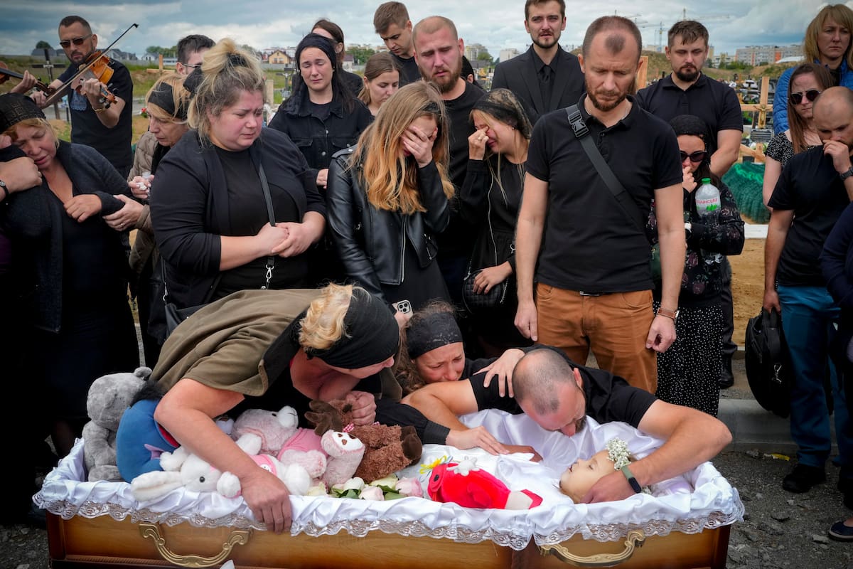 Familiares y amigos en el funeral de una niña que murió en un ataque ruso contra Vinnytsia, Ucrania (AP Foto/Efrem Lukatsky)