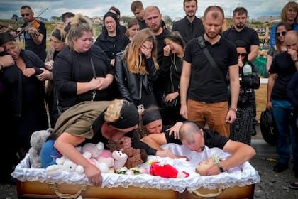 Familiares y amigos en el funeral de una niña que murió en un ataque ruso contra Vinnytsia, Ucrania (AP Foto/Efrem Lukatsky)