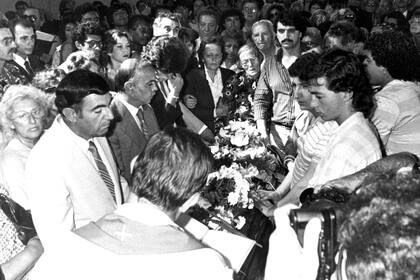 Familiares y amigos en la despedida de los restos de Alicia, que fue sepultada en el cementerio de la Chacarita el lunes 15 de febrero de 1988