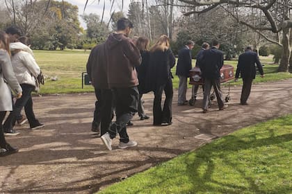 Familiares y amigos lo despidieron el martes 12 en el cementerio Parque de Paz, en la localidad de Coronel Suárez.