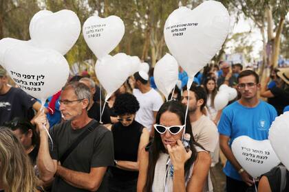 Familiares y amigos participan en una ceremonia en el lugar del festival de música Nova, donde cientos de personas fueron asesinadas y secuestradas por Hamas y llevadas a Gaza, en el primer aniversario del ataque, cerca del kibutz Reim, en el sur de Israel, el lunes 7 de octubre de 2024