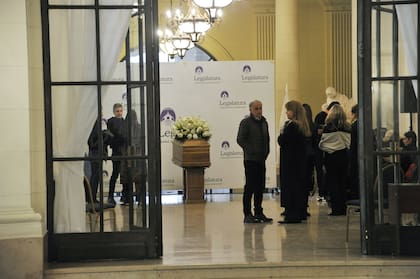 Familiares y amigos se acercaron para despedir a Zanetti, que murió a los 79 años mientras se encontraba en plena actividad profesional y preparaba una nueva puesta en el Teatro Colón
