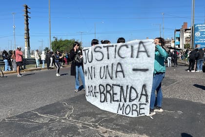 Familiares y amigos se concentran en la zona donde fueron vistas çon vida por última vez las tres jóvenes