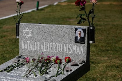 Familiares y funcionarios homenajearon a Alberto Nisman en el cementerio de La Tablada