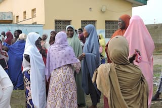 Familias de presuntos mineros ilegales que murieron bajo detención en Nigeria denuncian maltrato