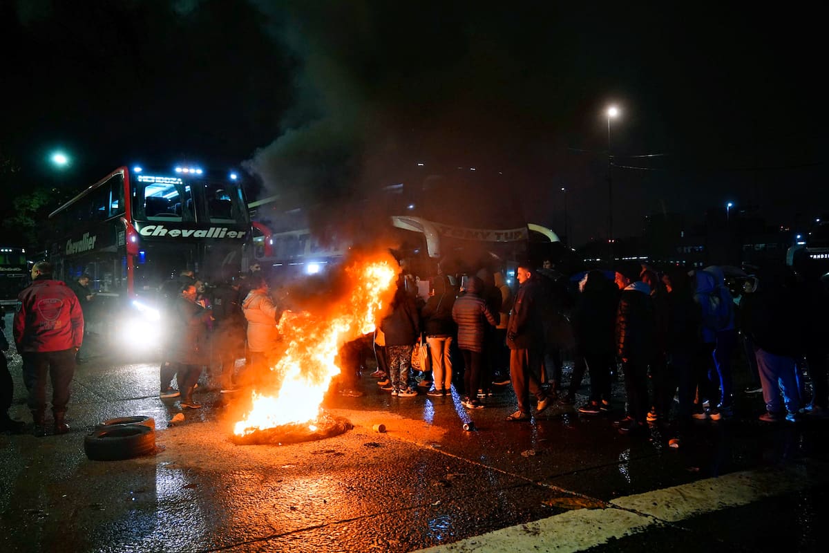 Familiares y vecinos de Mara se movilizan y cortan la terminal ómnibus de Retiro reclamando por el pedido de búsqueda de la joven