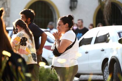 Familiares y vecinos en el velatorio del joven Lucas González