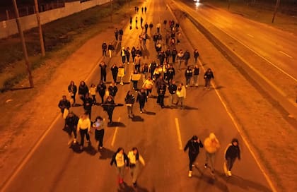 Familiares y vecinos luego del velorio de Lara Gutiérrez, la niña de 15 años salieron por las calles protestando por el triple femicidio de Florencio Varela. Camino de Cintura