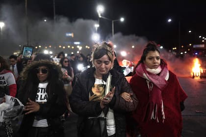 Familiares y vecinos luego del velorio de Lara Gutiérrez, la chica de 15 años salieron por las calles protestando por el triple homicidio de Florencio Varela