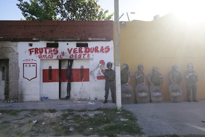 Familiares y vecinos protestan frente al bunker de Morón, donde mataron al joven Franco Vera durante un enfrentamiento entre narcotraficantes