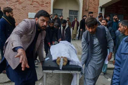 Familiares y voluntarios transportan a una víctima de la explosión de una bomba en una mezquita chiíta a un hospital en Islamabad, Pakistán