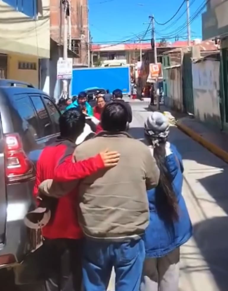 Familias abrazadas durante el terremoto en Perú