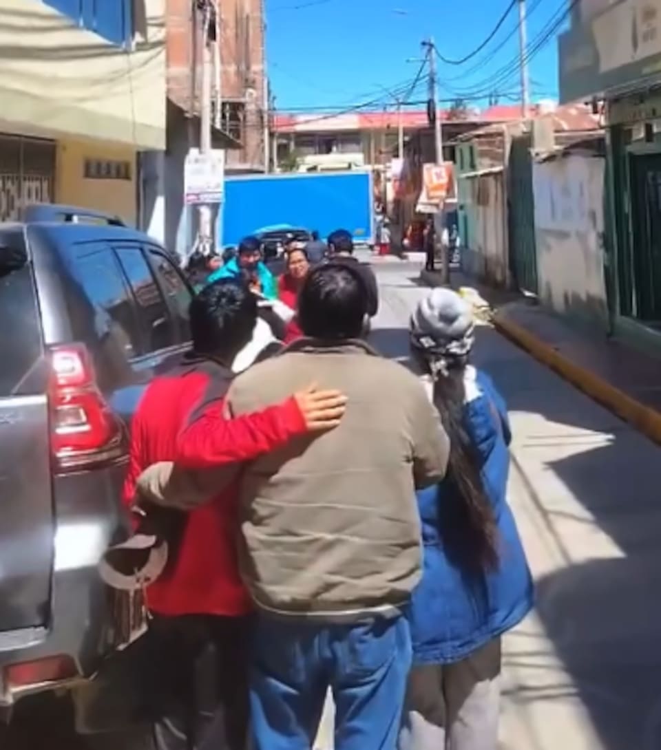 Familias abrazadas durante el terremoto en Perú