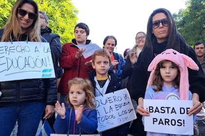 Familias autoconvocadas de escuelas de Bahía Blanca reclaman por el cierre de las escuelas a raíz de los paros