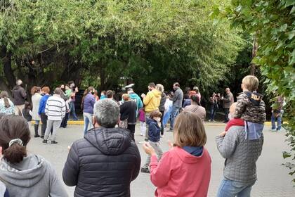 Familias de El Calafate reclaman frente a la casa de Cristina Kirchner, por la vuelta a la presencialidad en las escuelas de Santa Cruz