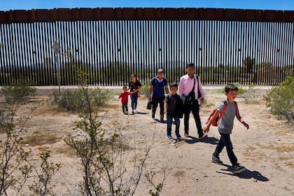 Familias de inmigrantes provenientes de Sudamérica cruzan la frontera por el sector Tucson de la frontera sur de EE.UU.