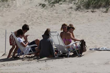 Familias de muchos integrantes, una típica postal de enero en Punta del Este