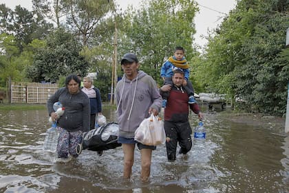 Familias del barrio Puente Ezcurra de La Matanza retiran sus pertenencias de las casas afectadas por la inundación
