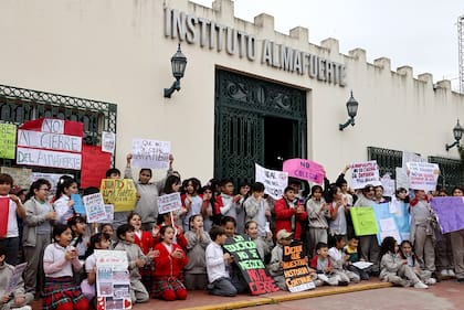 Familias, docentes, alumnos y vecinos se movilizaron en la puerta del Instituto Almafuerte tras conocerse el fallo que ordenaba el cierre de la institución
