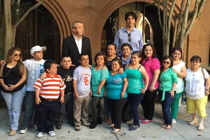 Familias ecuatorianas con síndrome de Laron, junto a Guevara-Aguirre (izquierda) y Longo (derecha), en la Universidad del Sur de California