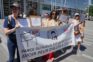 Familias en Francia abren al público un juicio por abuso infantil