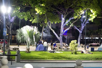 Familias en una plaza de Caracas