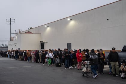 Familias hacen "peregrinación de la masa" para tamales navideños en popular tienda de LA