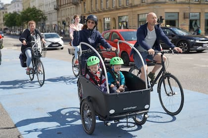 Familias paseando en Copenhague, Dinamarca, uno de los países líderes en felicidad, según sus propios habitantes