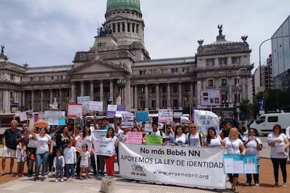 Familias pidieron frente al Congreso por la ley de identidad para identificar a los bebés que mueren antes de nacer