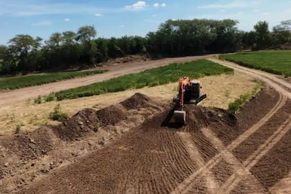 Familias rurales alertaron sobre riesgos para el agua, el ambiente y la seguridad de diez alumnos que asisten al establecimiento