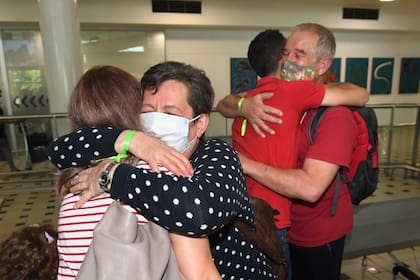 Familias y amigos se reúnen tras dos años en el Aeropuerto Internacional de Brisbane, en Brisbane, Australia, el lunes 21 de febrero de 2022.