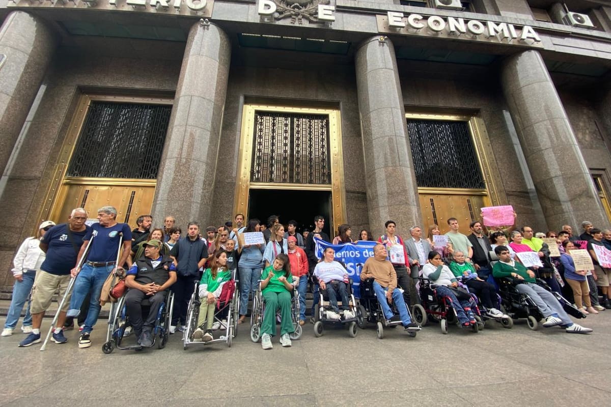 Familias y organizaciones vinculadas a la discapacidad marcharon hasta el Ministerio de Economía