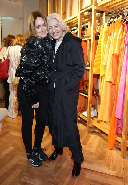 Marina Bellatti posó muy divertida con Mercedes Morán en la presentación de El Viaje, la flamante colección SS24 de Clara Ibarguren