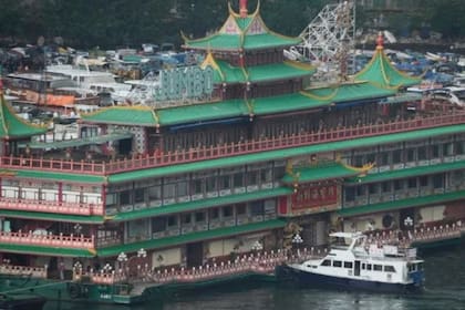 Famoso restaurante flotante de Hong Kong se hundió en el mar de China Meridional.