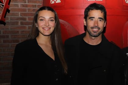 Nacho Viale disfrutó de la velada junto a su novia Lucía Pedraza, con quien sale desde hace varios años