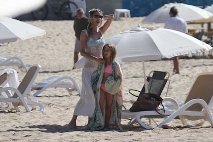 Vicuña, Espasandin y los hijos del chileno ocuparon unas reposeras en la Brava de José Ignacio. Allí se encontraron con Maru Botana, su marido, Bernardo Solá, y algunos de sus hijos. Fueron los adolescentes quienes se ocuparon por un buen rato de entretener a la niña