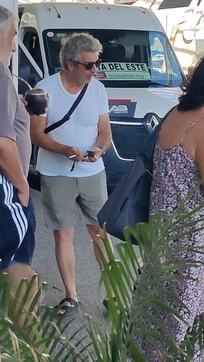 Ricardo Darín también aterrizó en Punta del Este en la previa a la Navidad. El actor que este año protagonizó El Eternauta -uno de los grandes éxitos de la ficción argentina-, fue a buscar al aeropuerto a su hija Clara Darín, quien al desembarcar le dio una grata sorpresa