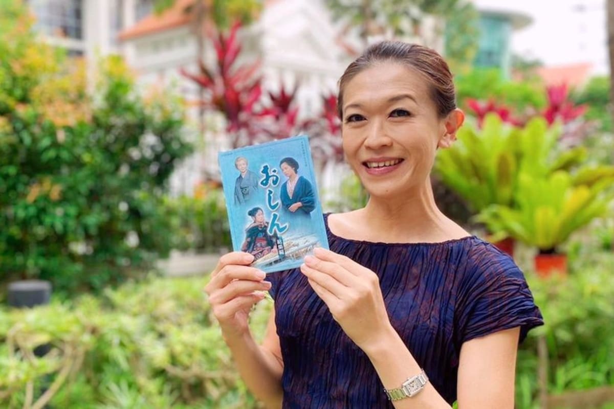 Fan de Singapur Kit Ow muestra un DVD de Oshin; Cree que la serie ayudó a revertir los sentimientos "antijaponeses" en su país