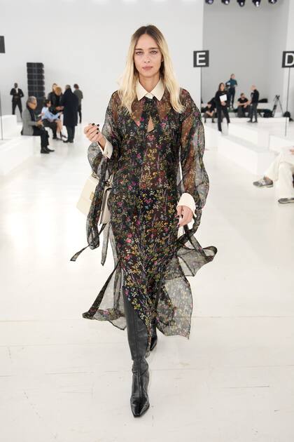 Fanática de la moda, Candela Pelizza juega de local en Milán. Optó por un look romántico y con transparencias para el desfile de Max Mara