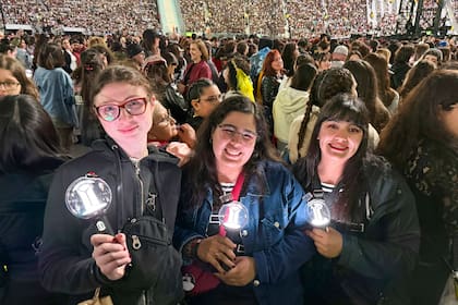 Fanáticas de BTS en el concierto del último miércoles en La Plata