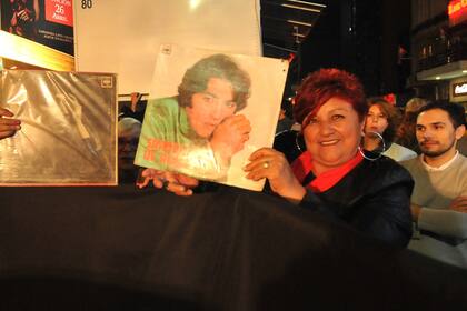 Fanáticas de Sandro se acercaron a la puerta de Gran Red