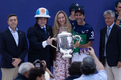 Fanático de Adolfo Cambiaso, el presidente Javier Milei entrega The Championship Cup al capitán de La Natividad-La Dolfina, campeón de Palermo por 19ª vez; entre ellos, Karina Milei, secretaria general de la Presidencia, y a los costados, el general Carlos Presti, futuro ministro de Defensa, y Benjamín Araya, presidente de la Asociación Argentina de Polo.
