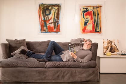 Fanático de la lectura, le encanta disfrutar de un buen libro recostado en el mismo sillón donde, de chico, su hermano Tommy lo aplaudía mientras el bailaba y actuaba.