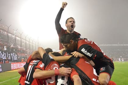 Fanático de la Lepra, Bernardi confiesa: "Siempre que me llamen de Newell’s voy a ir. Siempre". Tal vez, asome un futuro como dirigente deportivo...