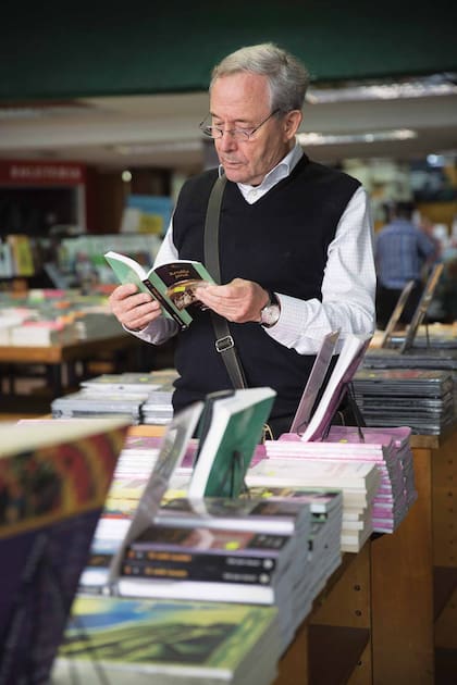 Fanático de la literatura (“Leo muchísimo, escucho música, veo películas, escribo, me encanta cocinar”, nos cuenta sobre sus días en Alemania), no pudo resistirse a las librerías de la calle Corrientes.