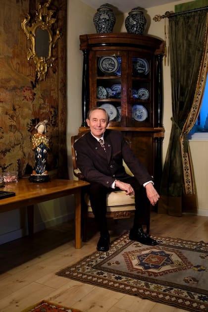 Fanático de las antigüedades. La vajilla que vemos en el esquinero de estilo Biedermeier es de origen chino, del siglo XVIII. El tapiz Aubusson sobre la pared –recibe este nombre por la localidad ubicada al sur de París, donde se originó este estilo de tejido– también es del siglo XVIII. Sobre la mesa, figura de una mujer en porcelana Sancai, que se originó durante la dinastía Tan en China (690 y 705).