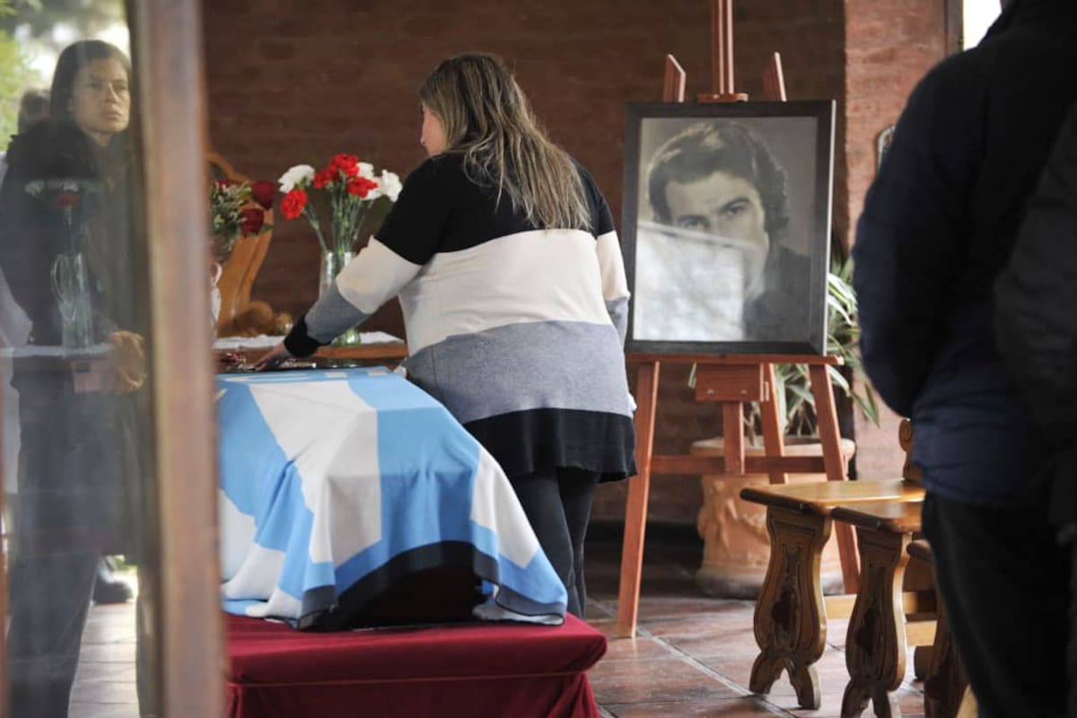 Fanático de Racing, Alberto Martín llegó a conducir un programa en cable en el que analizaba los partidos con otros hinchas famosos. El féretro estuvo cubierto por una bandera del club y una foto en blanco y negro de quien fue uno de los protagonistas del programa Los hijos de López, de Hugo Moser