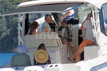 Fanático del golf, Mauricio juega con amigos en la fabulosa cancha del club. Dicen que no se enganchó con la pesca con mosca, el deporte por excelencia en el Sur